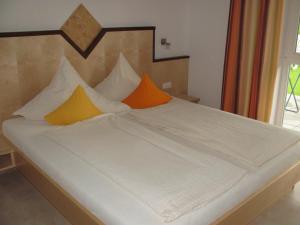 Letto o letti in una camera di Wanishof