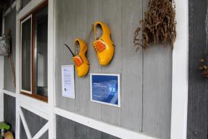 deux paires de chaussures suspendues sur le côté d'un bâtiment dans l'établissement Nord Cottage, à Yablunytsya