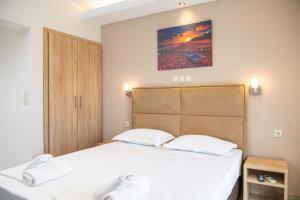 ein Schlafzimmer mit einem Bett mit zwei weißen Kissen in der Unterkunft Sun Studios Pieria in Paralia Skotinas