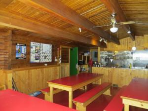 Reštaurácia alebo iné gastronomické zariadenie v ubytovaní HI Kananaskis Wilderness - Hostel
