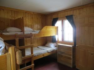 Zimmer mit 2 Etagenbetten und einem Fenster in der Unterkunft HI Rampart Creek - Hostel in Saskatchewan River Crossing