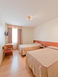 A bed or beds in a room at Hotel Ruta del Duero