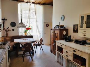 eine Küche mit einem Tisch und Stühlen im Zimmer in der Unterkunft Ferienwohnung Schloss Schrattenthal in Schrattenthal