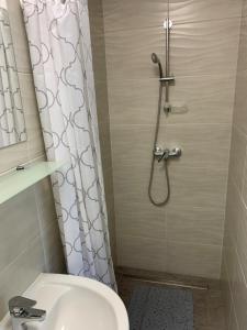 łazienka z prysznicem, toaletą i umywalką w obiekcie Komo Apartment w mieście Bük +16 zdjęć