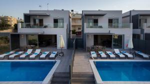 卡尼亞鎮的住宿－Katakis LuxuryVillas，享有带游泳池的房子的景色