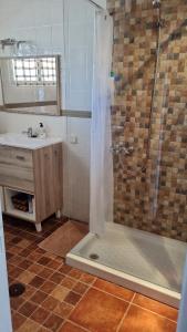 Um banheiro em Vv casafaromar oceanfront comfort