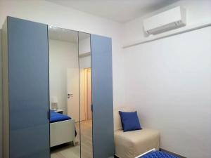 een kamer met een spiegel, een bed en een stoel bij via Ancona a 50mt dal mare in Marcelli