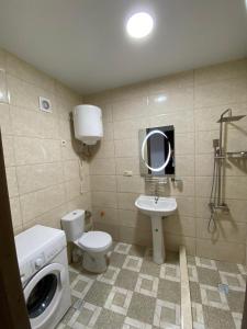 W łazience znajduje się umywalka i pralka. w obiekcie Apartment Vesta w Kobuleti