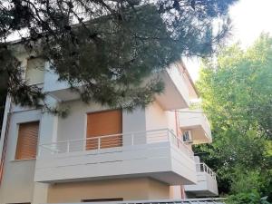 een wit appartementencomplex met een balkon bij via Ancona a 50mt dal mare in Marcelli +5 foto's