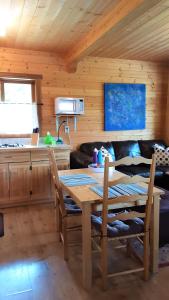 Kuchyň nebo kuchyňský kout v ubytování Tschurtschenthaler Lodge