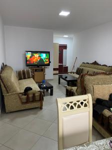 uma sala de estar com sofás e uma televisão de ecrã plano em Super Apartment 100m2 2 sovrum em Shëngjin