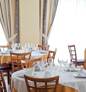 A restaurant or other place to eat at Hotel Ruta del Duero