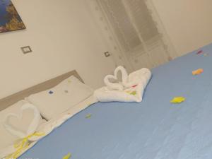 uma cama com toalhas e uma almofada em Appartamento B&B Domus Pompei em Scafati
