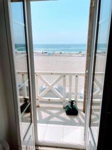 Gafanha da EncarnaçãoにあるCosta Nova Beach Viewのビーチの景色を望む客室です。