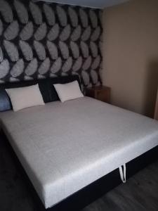 Un pat sau paturi într-o cameră la Vivien apartman