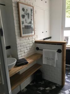 baño con lavabo y encimera con fregadero en Le gîte du Petit Matelot, en Fécamp