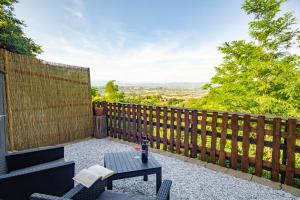 a patio with a table and chairs and a fence at Vicolo dell'Inferno in San Miniato