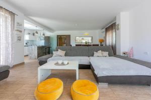 En eller flere senge i et værelse på Villa Marta + 53 billeder