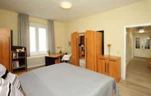um quarto com uma cama, uma secretária e uma janela em Ferienwohnung Am Schildautal-mit Gartenlounge & WLAN em Seesen