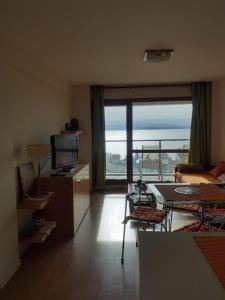 un soggiorno con vista sull'oceano di Maqui Departamentos a San Carlos de Bariloche Altre 14 foto