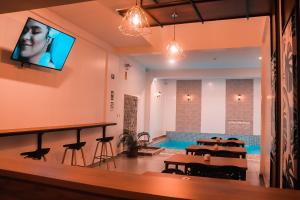 een woonkamer met een zwembad en een tv aan de muur bij HOTEL SAN JUAN, Tarapoto in Tarapoto