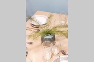 una mesa con gafas y una planta en un jarrón en D3 Central Stylish Appartment, en Volos