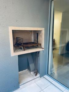 a shelf in a wall with a chair in it at Depto en Complejo Ciudad Gama in Cordoba