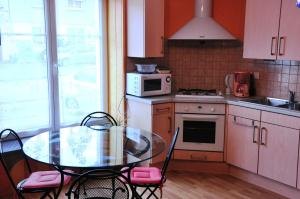 Een keuken of kitchenette bij Aux 3 Loups