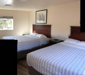 Un pat sau paturi într-o cameră la Sierra Lodge Three Rivers