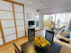 - un salon avec une table et une corbeille de fruits dans l'établissement Studio Menton, 1 pièce, 4 personnes - FR-1-196-288, à Menton