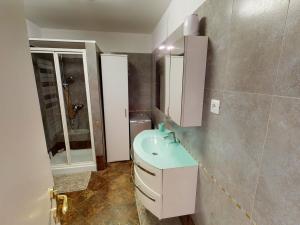 La salle de bains est pourvue d'un lavabo, de toilettes et d'un miroir. dans l'établissement Studio Menton, 1 pièce, 4 personnes - FR-1-196-288, à Menton