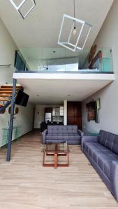 un soggiorno con divani blu e un tavolo di Casa Arandas Hotel - Suits ad Arandas