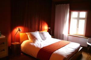 1 dormitorio con cama, ventana y luz en B&B La Chambre d'à Côté en Aische-en-Refail