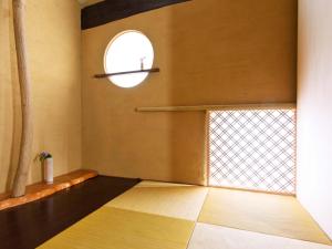 尾道市にある尾道千光寺坂の離菴ふうの窓付きのタイルフロアの客室です。