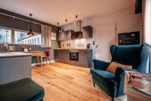 uma cozinha e sala de estar com um sofá e uma mesa em Designapartment em Lutherstadt Wittenberg