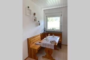 ein Esszimmer mit einem Tisch und einem Fenster in der Unterkunft Ferienhaus Bärbelstein / Wohnung Bärbelstein in Erlenbach