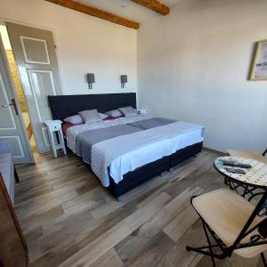 Schlafzimmer mit einem Bett, einem Tisch und Stühlen in der Unterkunft Holiday Home Sea Beach Dvorska 37 in Crikvenica