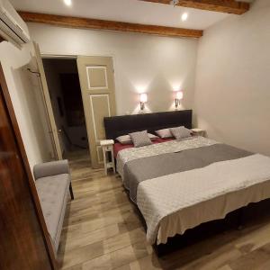 ein Schlafzimmer mit einem großen Bett in einem Zimmer in der Unterkunft Holiday Home Sea Beach Dvorska 37 in Crikvenica