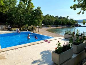 Bazén v ubytování Fisherman's glamping village nebo v jeho okolí