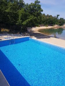 Bazén v ubytování Fisherman's glamping village nebo v jeho okolí