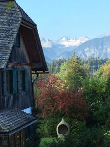 a house with a view of the mountains at Ferienwohnung Sonnenkind Altaussee in Altaussee