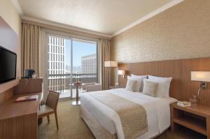 سرير أو أسرّة في غرفة في Treffen House Doha - Souq Waqif and next to Msheireb Metro Station