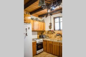 Kuchyňa alebo kuchynka v ubytovaní PONTINOS OLD HOUSE