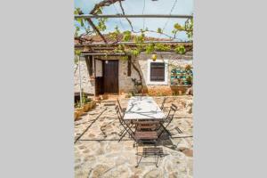 Patio alebo iná vonkajšia časť ubytovania PONTINOS OLD HOUSE