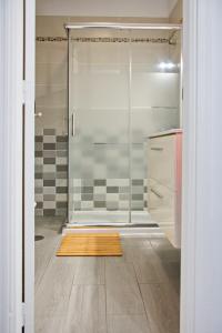 a bathroom with a shower and a wooden floor at MEDANO4YOU Cabezo at Marineda in El Médano