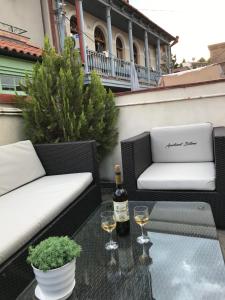 patio con tavolo e bicchieri da vino di Apartment Betlemi a Tbilisi City