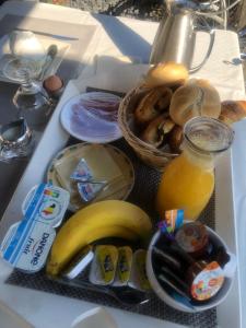 una bandeja de comida con un plátano y una cesta de pan en Khon Thai's House Brugge, en Brujas