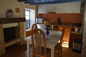 Η κουζίνα ή μικρή κουζίνα στο Gite du Pont Saint-Céneri-Le-Gérei dans les Alpes Mancelles +15 φωτογραφίες