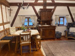 Posezení v ubytování Jurahaus Hirschberg + 37 fotografií