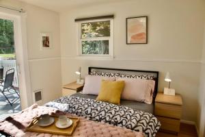 Katil atau katil-katil dalam bilik di Private Seattle Getaway Home Near Lake Washington!